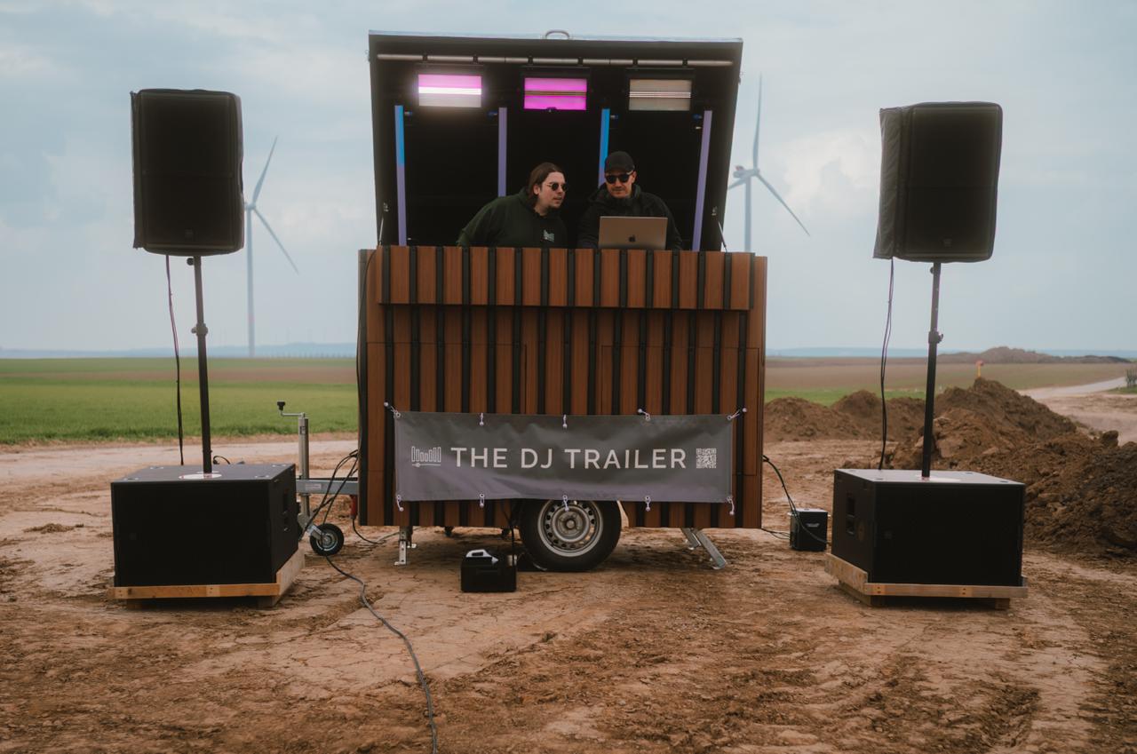 DJ Technik und Lichtanlage aus Worms – fest verbaut im Trailer